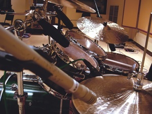 Fig. 4. Close-miking the toms with Sennheiser MD421s and a Shure SM81 on the hi-hat
