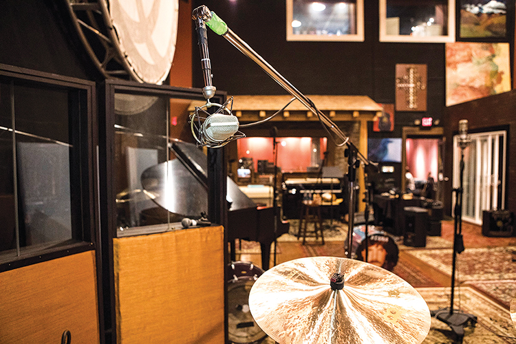 Producer Brendan O’Brien brought his personal set of Neumann U67 large-diaphragm microphones to use as overheads, placed on either side of Dailor’s kit.